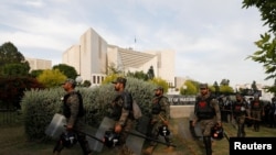 د پوځي عدالتونو خلاف د مقدمې اورونه د سپريم کورټ جيف جسټس عمر عطا بنديال په مشرۍ کط شپږ کسيزه بينچ د کوي