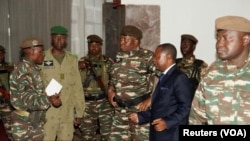 ‘Yan kungiyar Council of Resistance for the Republic (CRR) ta Nijar tare da shugabansu Rhissa Ag Boula