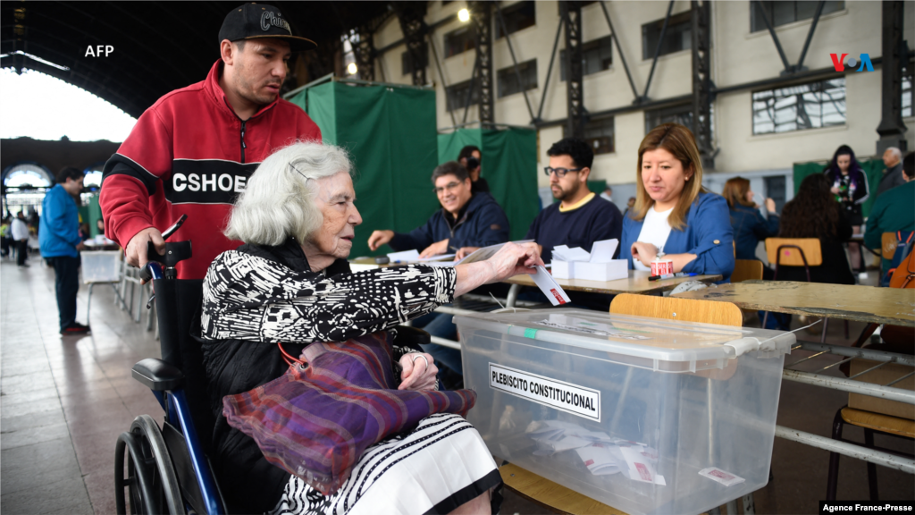 Una mujer mayor vota en el referendo sobre la nueva propuesta de constitución de Chile, en Santiago, el 17 de diciembre de 2023.