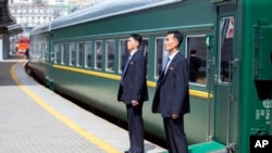2019年4月26日， 北韓安保人員正在海參崴火車站主門口守候金正恩返回北韓。
