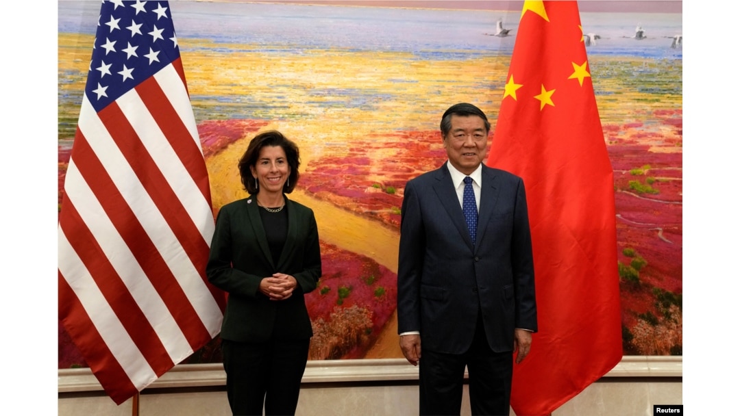 美國商務部長吉娜·雷蒙多(Gina Raimondo)與中國國務院副總理何立峰在北京人大會堂舉行會晤。 (2023年8月29日)