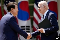 조 바이든 전 미국 대통령(오른쪽)과 윤석열 한국 대통령이 지난 2023년 4월 26일 백악관 공동 기자회견에서 '워싱턴 선언'을 발표했다. (자료사진)