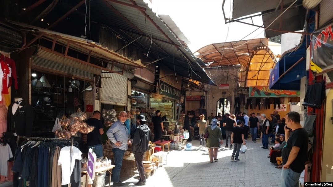 Depremde yerle bir olan Hatay’da halk, siyasi partiden bağımsız olarak, bir an önce kenti ayağa kaldıracak bir yönetimin gerekli olduğunu vurguladı. 