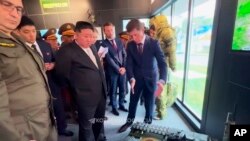 俄羅斯濱海邊疆區發布的影片顯示，北韓領導人金正恩在濱海邊疆區參觀軍事裝備展。（2023年9月17日）