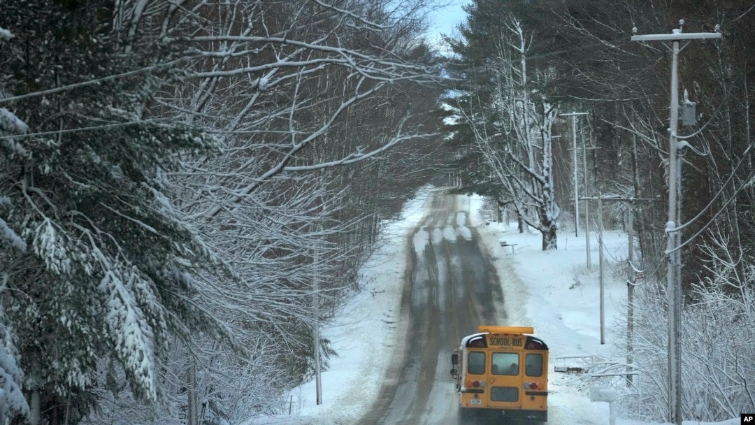 Un autobús escolar viaja por un camino cubierto de aguanieve mientras la escuela se reanuda después de una tormenta de invierno, el miércoles 15 de marzo de 2023, en Polonia, Maine. La tormenta arrojó nieve pesada y húmeda en partes del noreste, lo que provocó decenas de miles de cortes de energía. (Foto AP/Robert F. Bukaty)