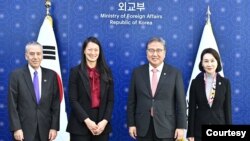 줄리 터너(왼쪽 두번째) 미 국무부 북한인권특사가 16일 박진(오른쪽 두번째) 한국 외교부 장관과 서울 시내 청사에서 회동하고 있다. 맨 왼쪽은 필립 골드버그 주한 미국대사, 맨 오른쪽은 이신화 한국 북한인권국제협력대사. (한국 외교부 제공)