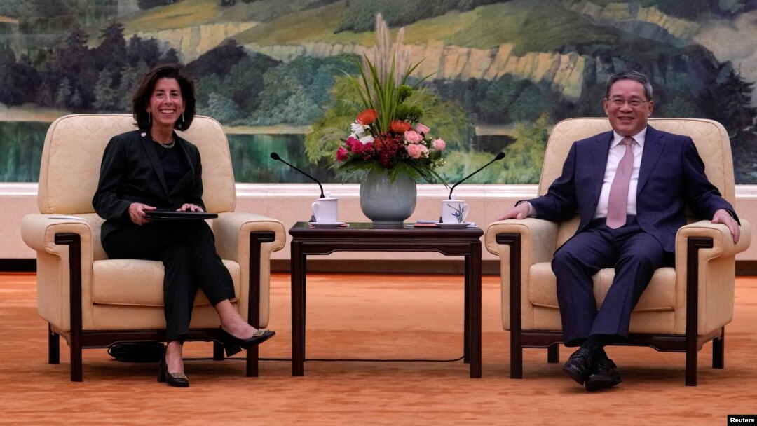 美國商務部長吉娜·雷蒙多（Gina Raimondo）與中國國務院總理李強在北京人大會堂舉行會晤。（2023年8月29日）