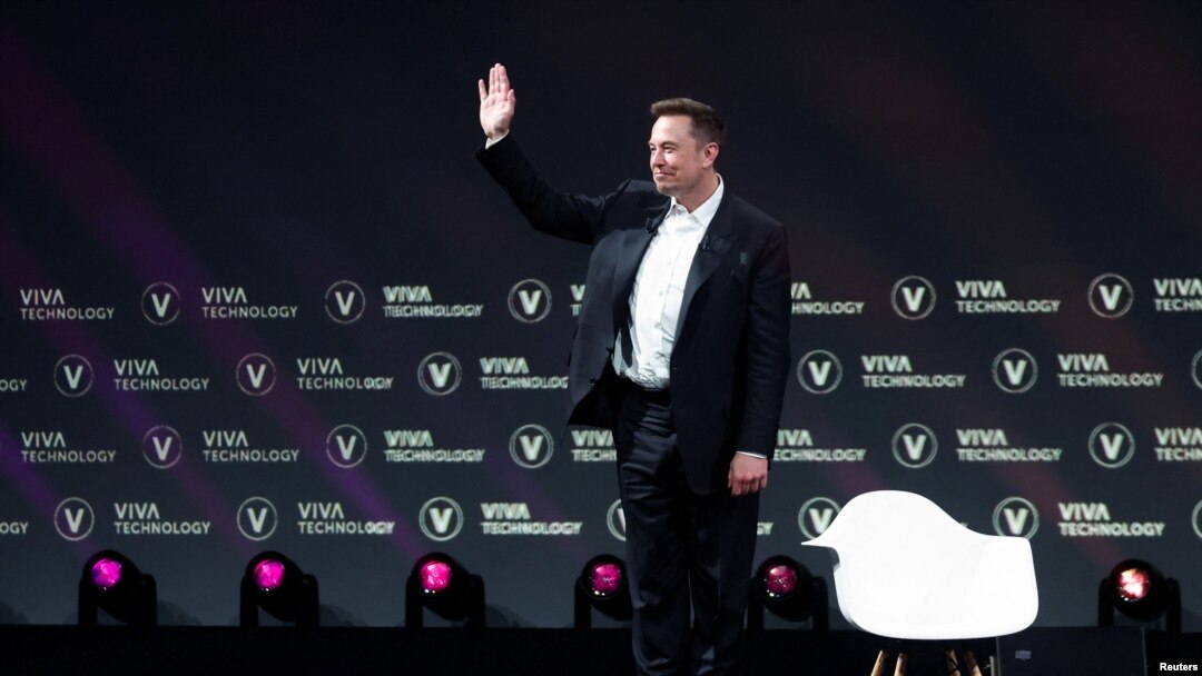 Elon Musk, director ejecutivo de SpaceX y Tesla y propietario de X, hace un gesto mientras asiste a la conferencia Viva Technology dedicada a la innovación y las nuevas empresas en el centro de exposiciones Porte de Versailles en París, el 16 de junio de 2023.