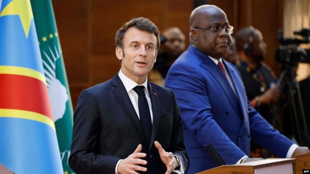 Marais Emmanuel Macron wa Ufaransa (Kushoto) na mwenzake Felix Tshisekedi wa DRC (Kulia) wahutubia waandishi wa habari mjini Kinshasa.