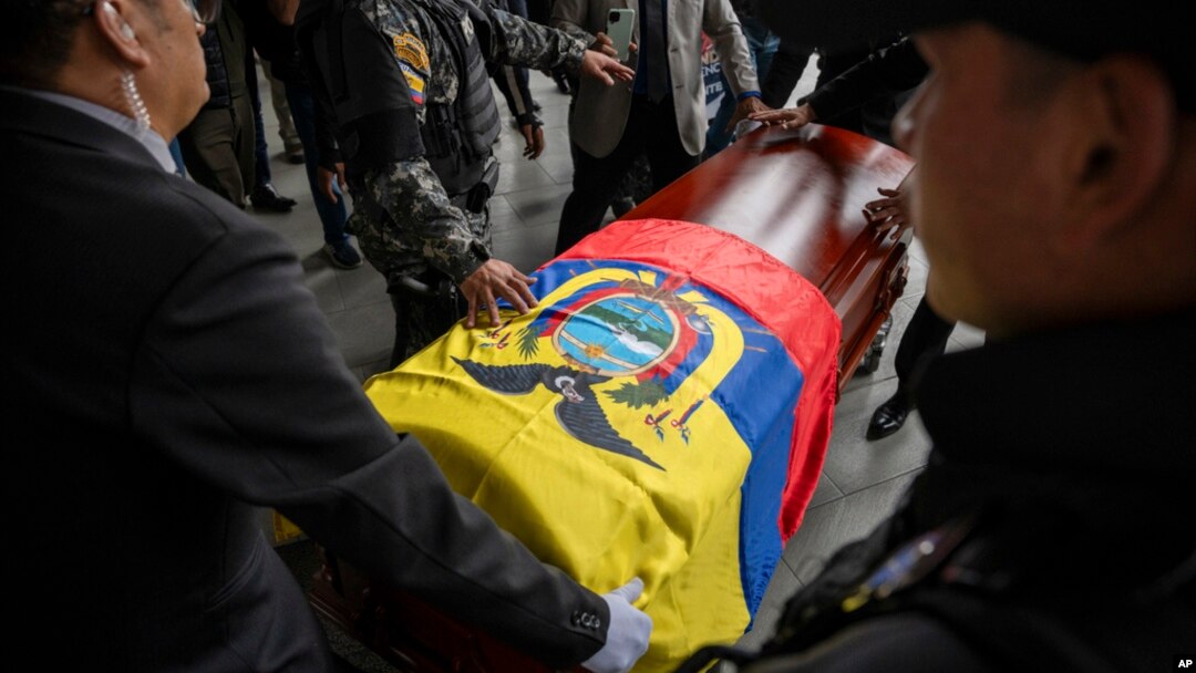 The remains of slain presidential candidate Fernando Villavicencio arrive at Camposanto Monteolivo cemetery for burial in Quito, Ecuador, Aug. 11, 2023. 