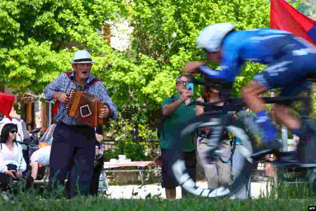 Team Movistar's Spanish rider Pelayo Sanchez competes during the 7th stage of the 107th Giro d'Italia cycling race, an individual time trial between Foligno and Perugia, in Foligno.