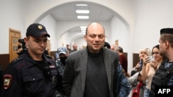 Владимира Кара-Мурзу ведут на заседание Басманного суда в Москве (архивное фото).