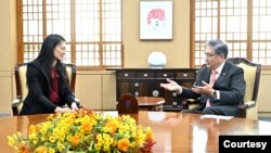 줄리 터너(왼쪽) 미 국무부 북한인권특사가 16일 박진 한국 외교부 장관과 서울 시내 청사에서 회동하고 있다. (한국 외교부 제공)