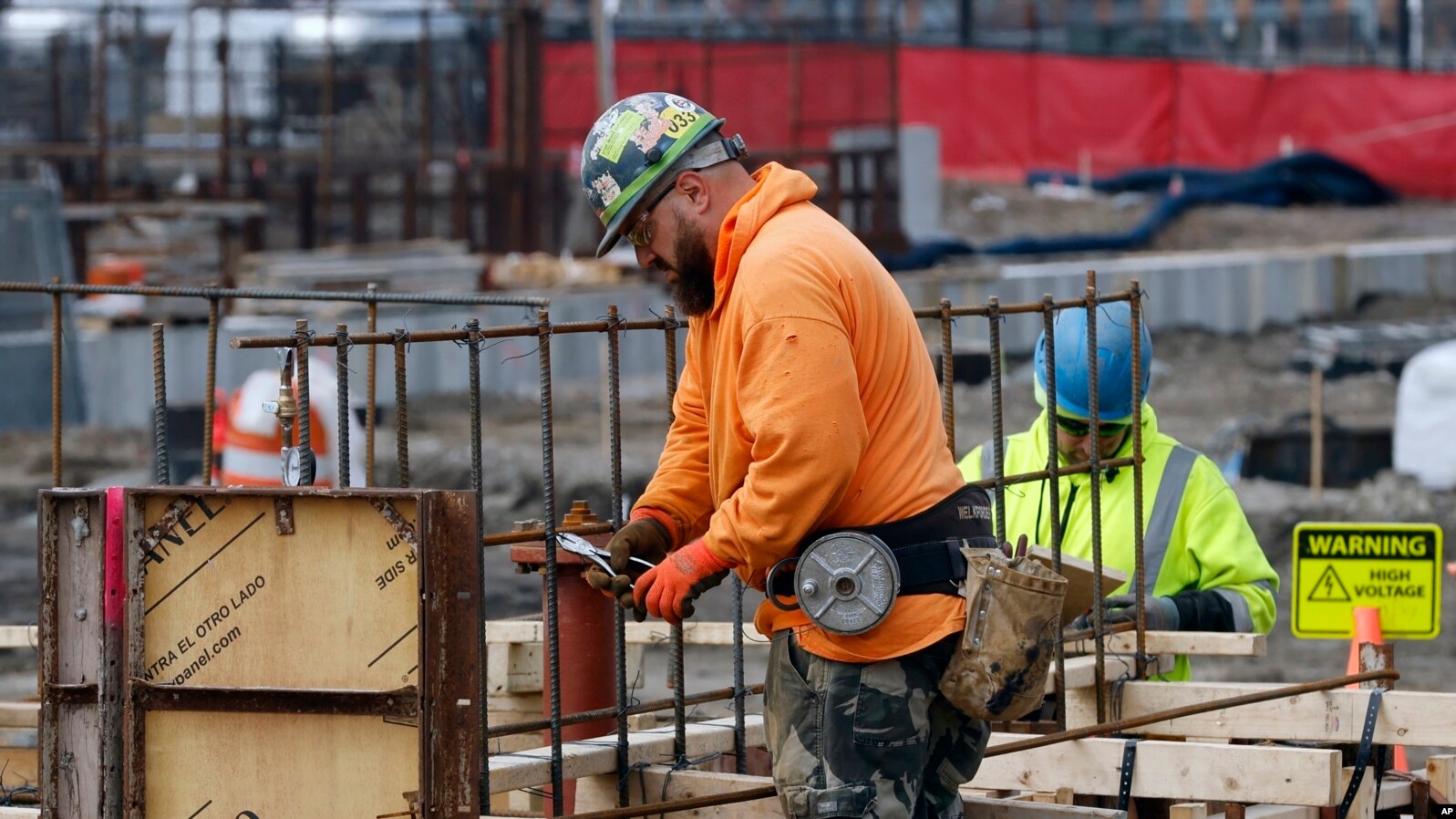 Građevinski radnik u Bostonu, 17. marta 2023. (Foto: AP/Michael Dwyer) 