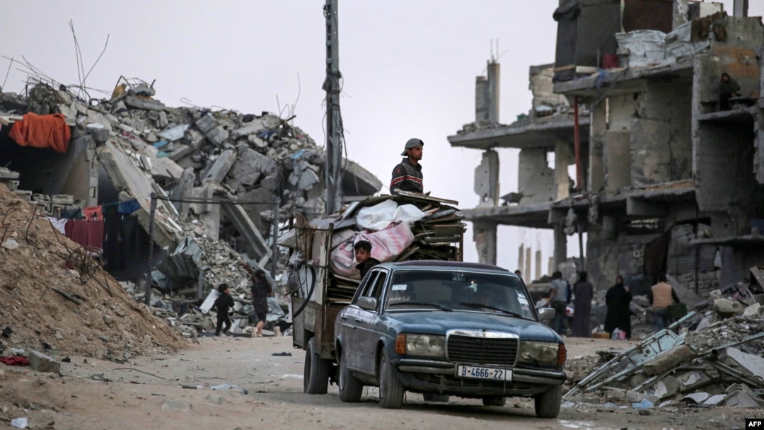 Palestinians who fled Rafah in the southern Gaza Strip arrive with their belongings to Khan Younis, May 15, 2024.