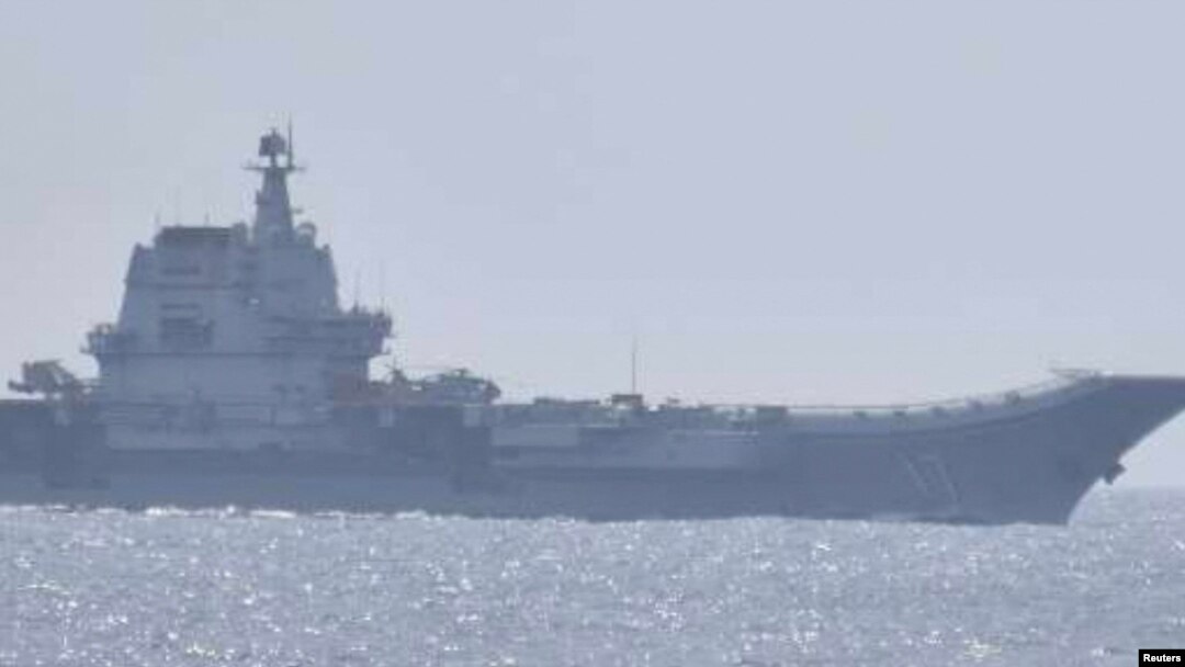 日本防衛省提供的畫面顯示2023年4月10日戰機飛離中國“山東號”航母的照片。