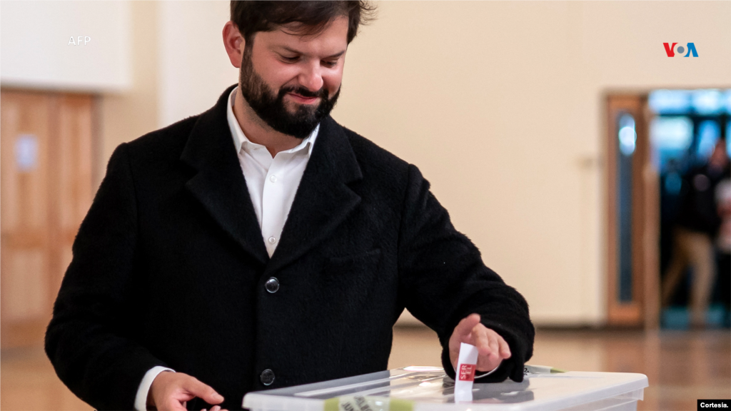 Imagen publicada por la oficina de prensa de la presidencia de Chile que muestra al presidente Gabriel Boric emitiendo su voto durante el referéndum sobre la nueva propuesta de constitución de Chile, en Punta Arenas, Chile.