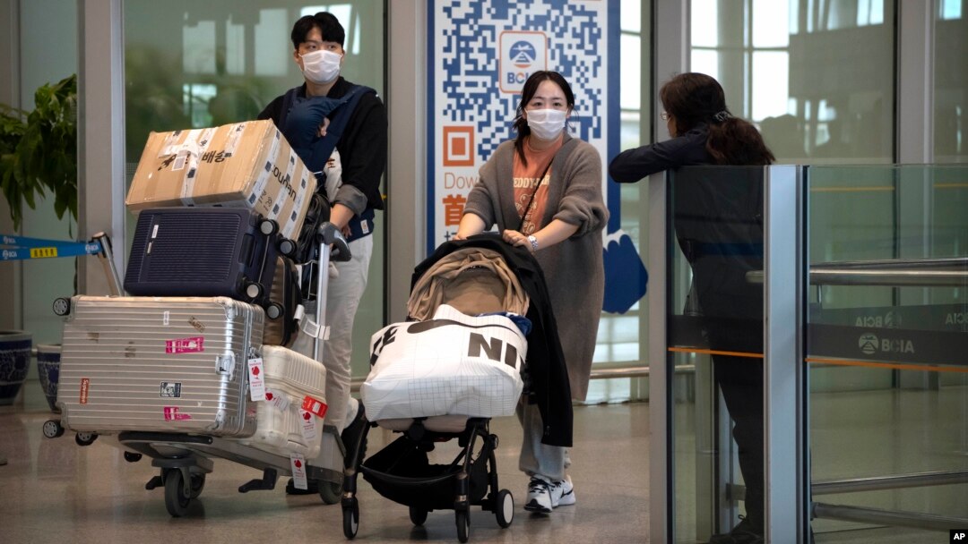 乘坐國際航班抵達北京機場的旅客走出抵達區。（2023年4月26日）
