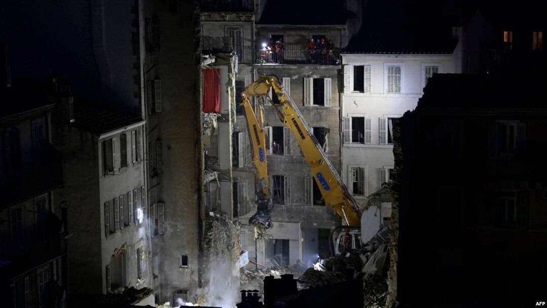 Dizalica ispred srušene zgrade u Marseju