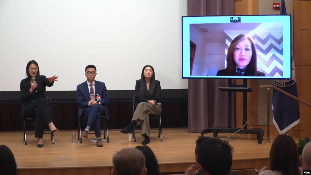 지난 1월 미국 워싱턴 국무부 청사에서 열린 '비욘드 유토피아' 상영회 뒤 줄리 터너 국무부 북한인권특사와 탈북민 김두현 씨, 북한 인권 단체 LiNK의 송하나 대표, 수미 테리 전 국가안보회의 보좌관 (왼쪽부터) 등이 청중들과 대담하고 있다.