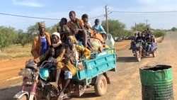 Kalifalenw bɛ ka na Koro mara la kabini tile damadɔ. U bɛ ka boli fariyakow ɲɛ u ka duguw kɔnɔ Burkina Faso