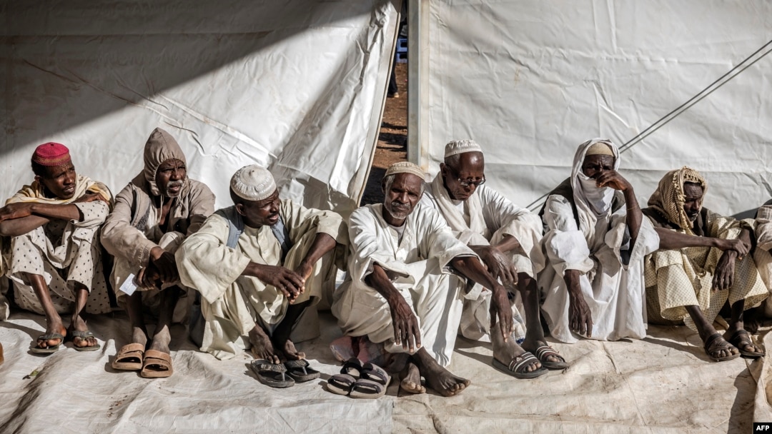 Wanaume wa Kisudani waliokimbia vita, wakiwa kwenye msitari wakisubiri msaada wa fesha taslimu katika kambi ya wakimbizi huko Renk February 15, 2024.Picha na LUIS TATO / AFP. 