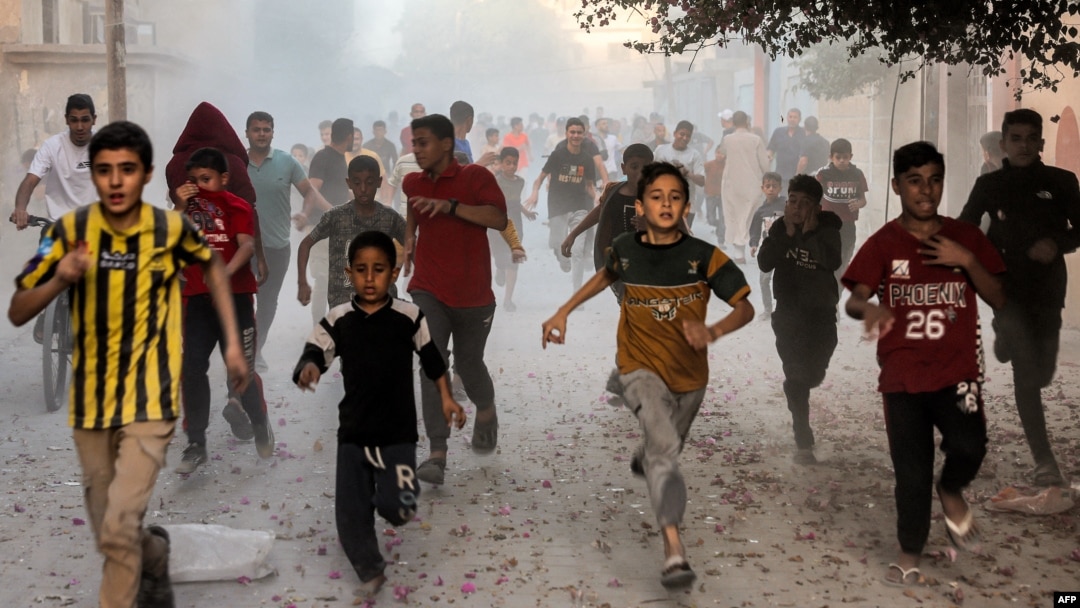 G'azo janubidagi Rafa shahrida Isroil bombalaridan qochayotgan bolalar, 6-noyabr, 2023 