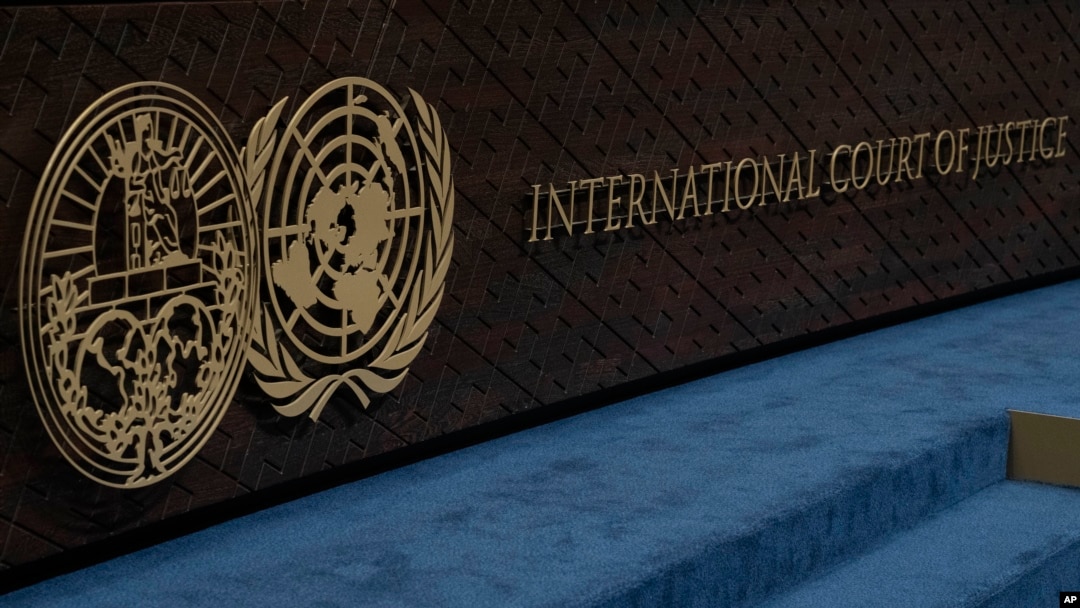ARCHIVO - El logotipo de la Corte Internacional de Justicia, a la izquierda, y el de la ONU, a la derecha, se ven en el banco de jueces de la Corte Internacional de Justicia, o Corte Mundial, en La Haya, Países Bajos, el 12 de octubre de 2023.