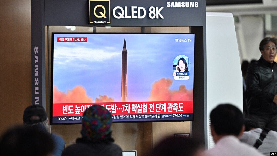 Un grupo de personas observan una estación ferroviaria de Corea del Sur un noticiero que transmite una prueba de misil de Corea del Norte, el 6 de octubre de 2022.