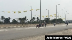Residentes de Benguela apanham arroz nas bermas das estradas, Angola