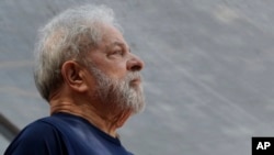 ARCHIVO - En esta foto de archivo del 7 de abril de 2018, el ex presidente brasileño Luiz Inácio Lula da Silva, antes de hablar con simpatizantes fuera de la sede de la Unión de Trabajadores del Metal en Sao Bernardo do Campo, Brasil. Un juez de la corte de apelaciones brasileña ordenó que Da Silva sea liberado de la cárcel el domingo 8 de julio de 2018, pero otro juez ha pedido a la policía que suspenda la orden. (AP Photo / Andre Penner, archivo)