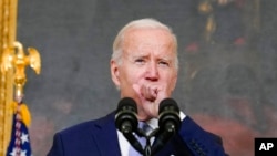 El presidente Joe Biden señaló que permanecerá aislado "por la seguridad de todos los que me rodean", dijo en un tuit.