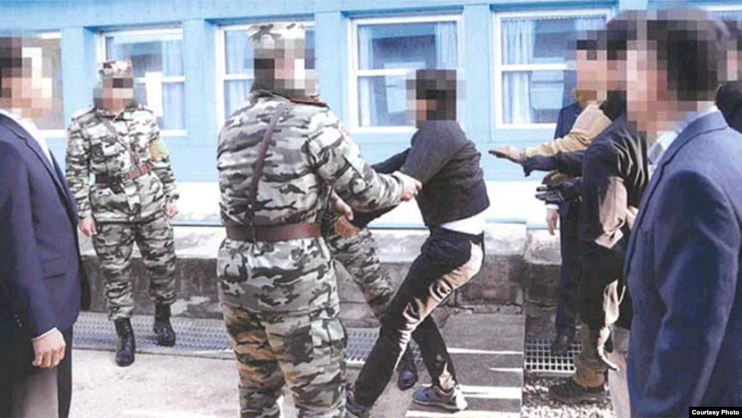 한국 통일부는 지난 2019년 11월 판문점에서 탈북어민 2명을 북한으로 송환하던 당시 촬영한 사진을 12일 공개했다. 사진 = 통일부.