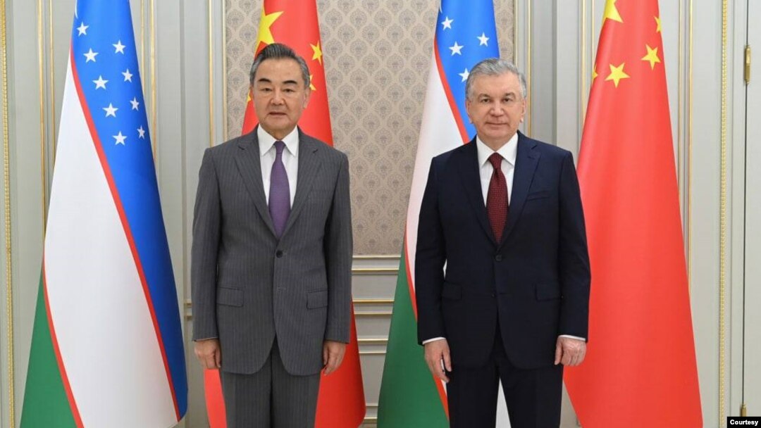O‘zbekiston rahbari Shavkat Mirziyoyev Xitoy Tashqi ishlar vaziri Van I bilan, Toshkent, 28-iyul, 2022