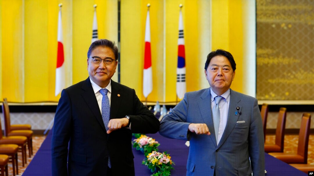 박진 한국 외교장관(왼쪽)과 하야시 요시마사 일본 외무상이 지난 7월 도쿄에서 회담했다.
