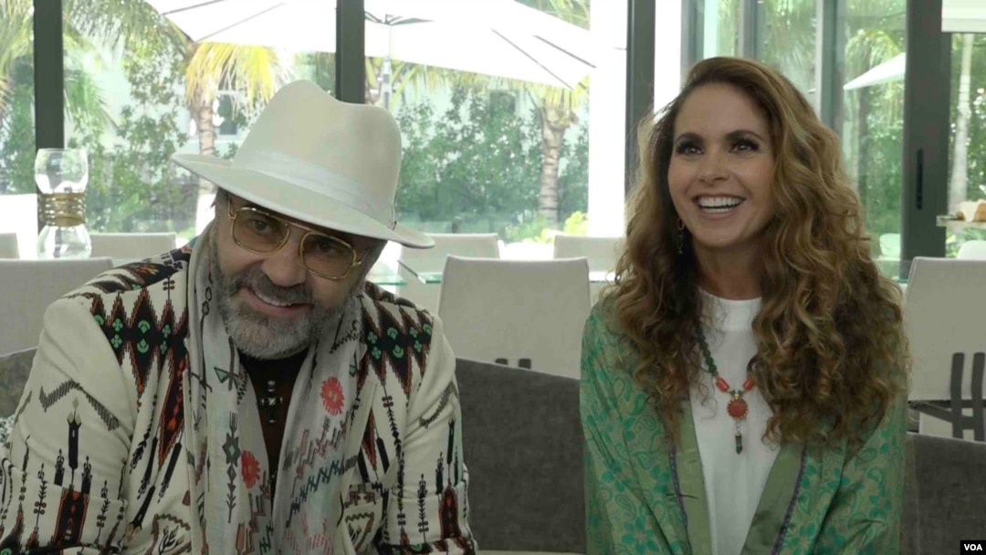 Lucero Hogaza y Manuel Mijares durante la entrevista concedida la Voz de América con motivo de la nueva gira de conciertos que los llevarán a los principales escenarios del continente americano. `Foto: Antoni Belchi, VOA]