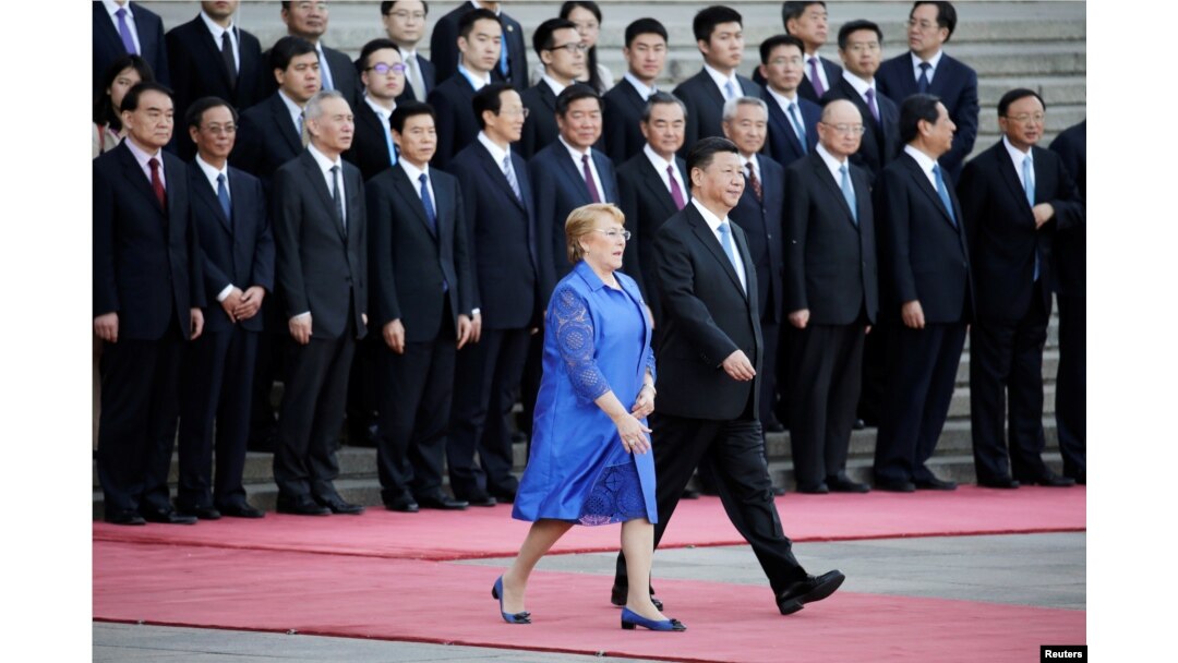 中國領導人習近平與時任智利總統的巴切萊特在北京出席一帶一路論壇峰會歡迎儀式(2017年5月13日)