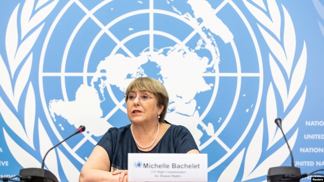 La Alta Comisionada de las Naciones Unidas para los Derechos Humanos, Michelle Bachelet, asiste a su última conferencia de prensa antes del final de su mandato en la ONU en Ginebra, Suiza, el 25 de agosto de 2022. 