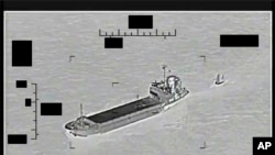 2022年8月30日，美國海軍視頻顯示，伊朗革命衛隊艦艇“沙希德·巴扎爾”號在波斯灣拖著美國海軍“無人航海探索者”號。 (美聯社照片）