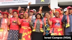 Carolina Cerqueira (ao centro de saia preta) e Esperança Costa (logo atrás à direita na foto)