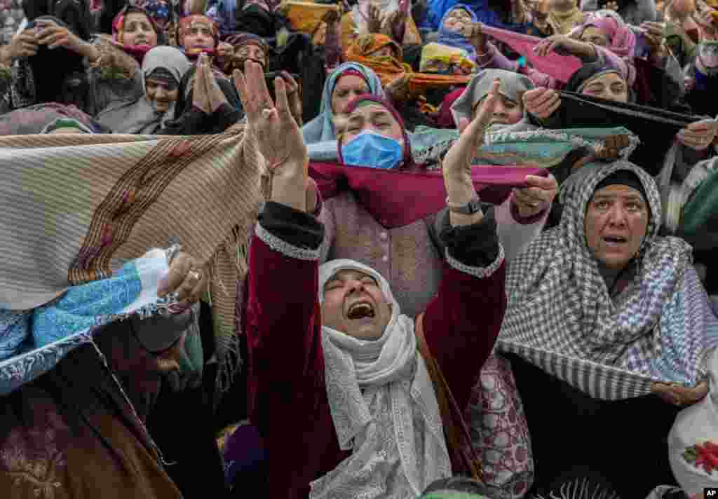 Hindistonning Shrinagar shahridagi Hazratbol maqbarasida imom kashmirlik musulmon ziyoratchilarga payg'ambarga tegishli deb sanalgan sochni ko'rsatmoqda. Kashmir. 