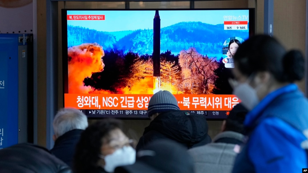 Residentes de Seúl observan en televisión un reportaje sobre un lanzamiento de un misil por Corea del Norte el 27 de febrero de 2022.