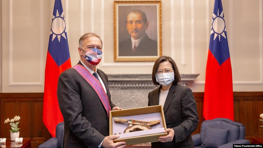 台灣總統蔡英文3月3日頒授美國前國務卿蓬佩奧“特種大綬景星勳章”。（台灣總統府提供）