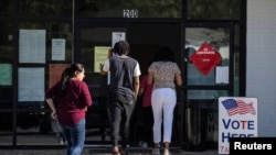Electores llegan a un punto de votación en Marietta, Georgia, el 8 de noviembre de 2022.