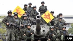 台灣陸軍士兵在一次實彈演習後在美製M60-A3坦克上拍照。 （2019年1月17日）