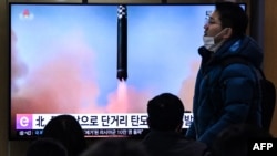 한국 서울 시내 철도역 이용객들이 지난해 12월 북한의 탄도미사일 발사 뉴스를 시청하고 있다. (자료사진)