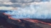 Volcán hawaiano Mauna Loa entra en erupción, arroja ceniza