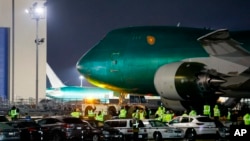 El último avión Boeing 747 cruza la Autopista Boeing después de salir de su hangar en la fábrica de Everett por primera vez, el 6 de diciembre de 2022, en Everett, Washington.