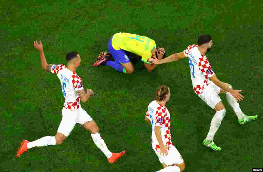 Jogadores croatas celebram a vitória da sua seleção depois do jogador brasileiro Marquinhos ter falhado o penalti que fechou o resultado do jogo dos quartos-de-final por 4-2. Estádio Cidade da Educação em Al Rayyan, Qatar. Dez, 9, 2022