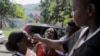 Trabajadores de la salud del Ministerio de Salud Pública y Población de Haití (MSPP) administran una vacuna oral contra el cólera después de que el cólera reapareciera en la nación insular del Caribe a principios de octubre, en Puerto Príncipe, el 19 de diciembre de 2022.